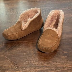 UGG Boy’s Ansley Chestnut Suede Slippers Sherpa Lined Fur Khaki/Beige